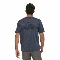 T-shirts Polos Randonnée PATAGONIA M'S CAP COOL DAILY GRAPHIC SHIRT '73 SKYLINE: SMOLDER BLUE X-DYE 23 Bleu -Vêtements de randonnée Homme Soldes 9 105168 m s cap cool daily graphic shirt 73 skyline smolder blue x dye 45235 skyx 03