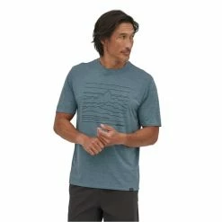 T-shirts Polos Randonnée PATAGONIA M'S CAP COOL DAILY GRAPHIC SHIRT UP HIGH ENDURANCE: LIGHT PLUME GREY X-DYE 23 Gris / Noir -Vêtements de randonnée Homme Soldes 9 105822 45235 uhpx 03