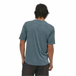 T-shirts Polos Randonnée PATAGONIA M'S CAP COOL DAILY GRAPHIC SHIRT UP HIGH ENDURANCE: LIGHT PLUME GREY X-DYE 23 Gris / Noir -Vêtements de randonnée Homme Soldes 9 105822 45235 uhpx 04