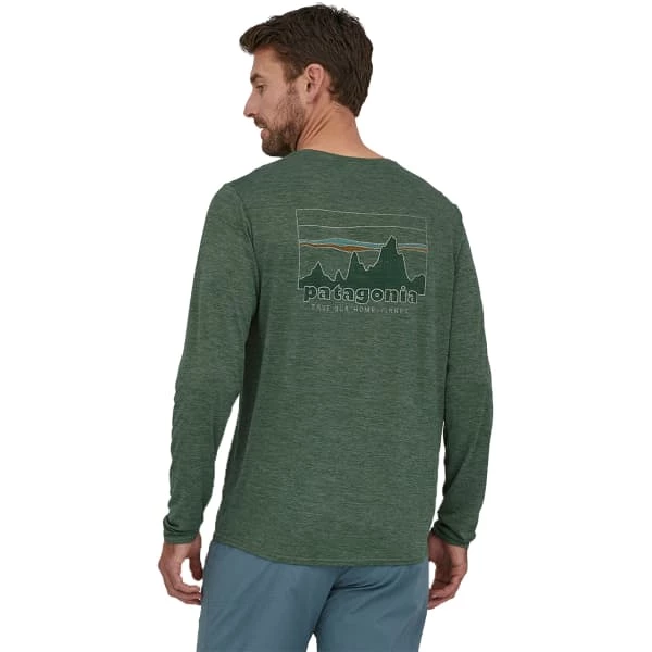 T-shirts Polos Randonnée PATAGONIA M'S L/S CAP COOL DAILY GRAPHIC SHIRT '73 SKYLINE: PINYON GREEN X-DYE 23 Vert 3 T-shirts Polos Randonnée PATAGONIA M'S L/S CAP COOL DAILY GRAPHIC SHIRT '73 SKYLINE: PINYON GREEN X-DYE 23 Vert – Image 3